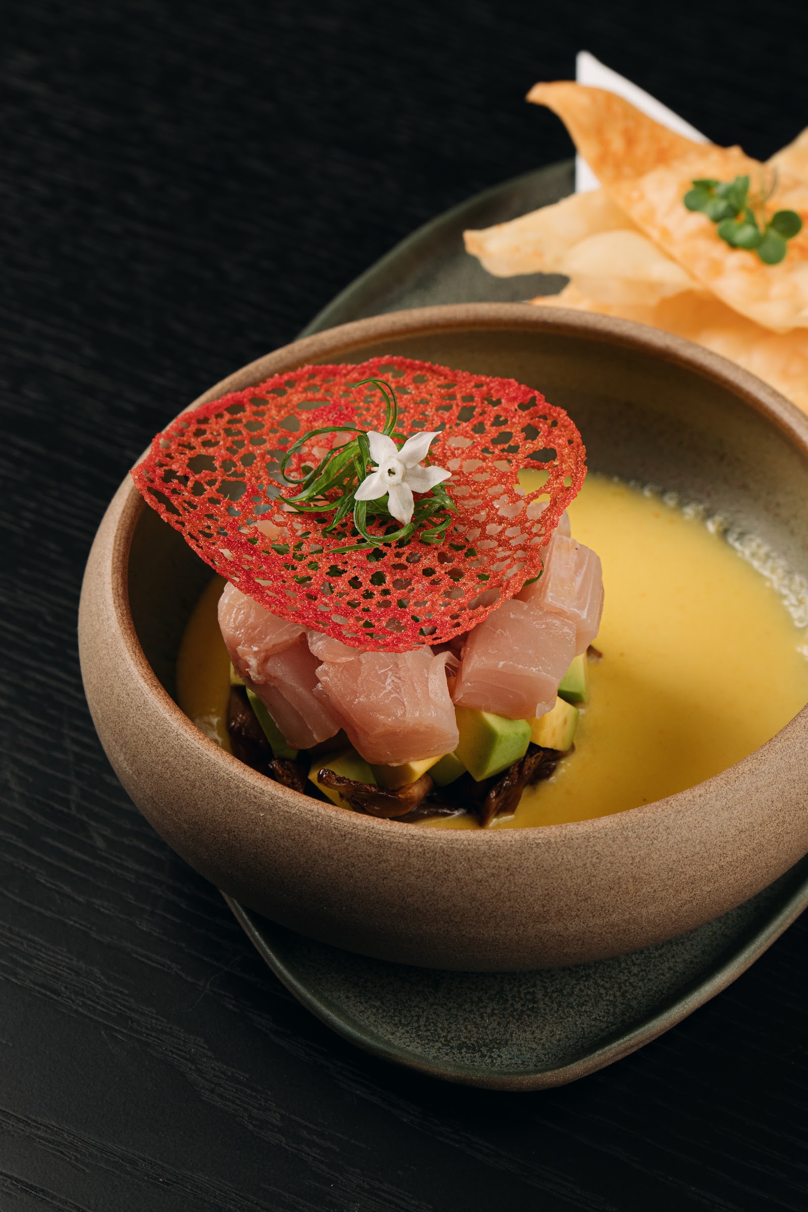 Atum em cubos com creme amarelo e tuile rendado vermelho