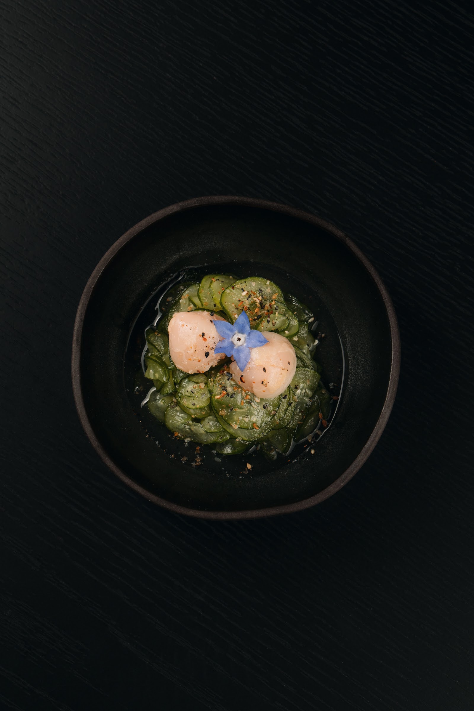 Tartar de salmão com gel verde e flor comestível azul